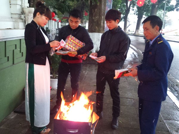 Người Hà Nội đội mưa lạnh thả cá chép tiễn ông Công, ông Táo ảnh 9