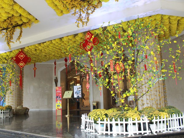 Phố phường Hà Nội "thay áo mới" đón Tết ảnh 9