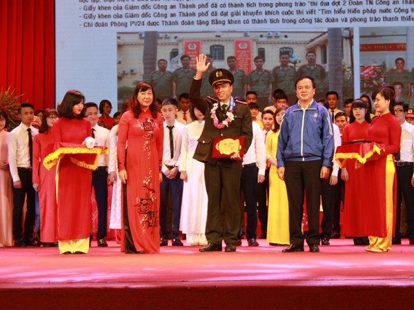 Các Bí thư chi đoàn nhận kỷ niệm chương Bí thư chi đoàn giỏi 2016