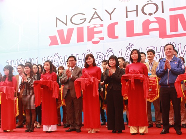 Ban tổ chức cắt băng khai mạc Ngày hội việc làm thanh niên Thủ đô lần thứ VIII Ngày hội thu hút rất đông thanh niên tham gia Các bạn sinh viên tìm hiểu thông tin tuyển sinh.... ... nhu cầu tuyển dụng