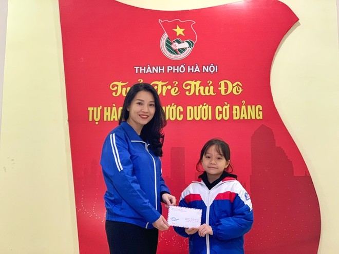 Thiếu nhi Thủ đô gửi tiền mừng tuổi mua khẩu trang tặng người dân ảnh 1
