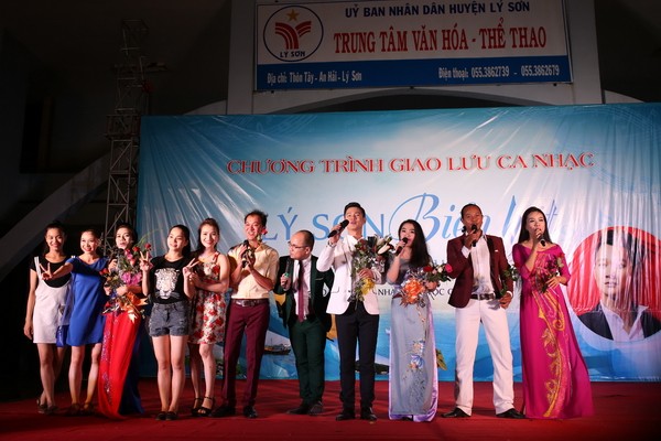 Đức Tuấn thực hiện đêm nhạc riêng tặng chiến sĩ trên đảo Lý Sơn ảnh 2