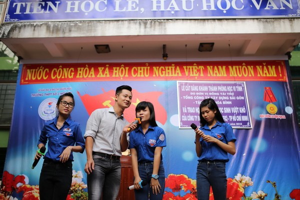 Đức Tuấn thực hiện đêm nhạc riêng tặng chiến sĩ trên đảo Lý Sơn ảnh 3