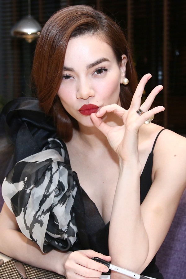 Vượt "bão" dư luận, Hồ Ngọc Hà xinh tươi ra mắt DVD live concert 10 năm ảnh 3