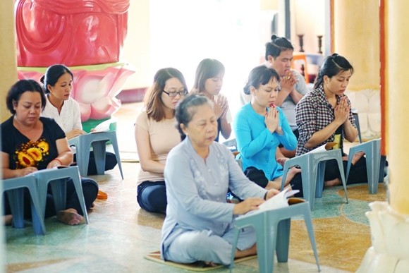 Việt Hương tận tay phục vụ món chay cho người lao động nghèo ảnh 8