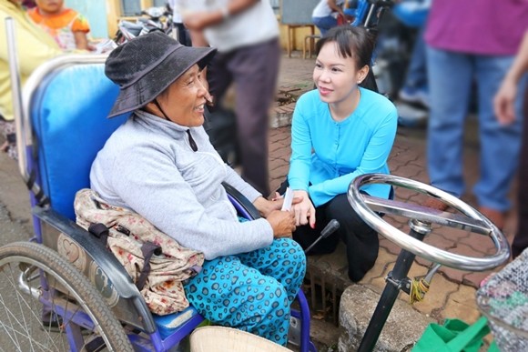 Việt Hương tận tay phục vụ món chay cho người lao động nghèo ảnh 4