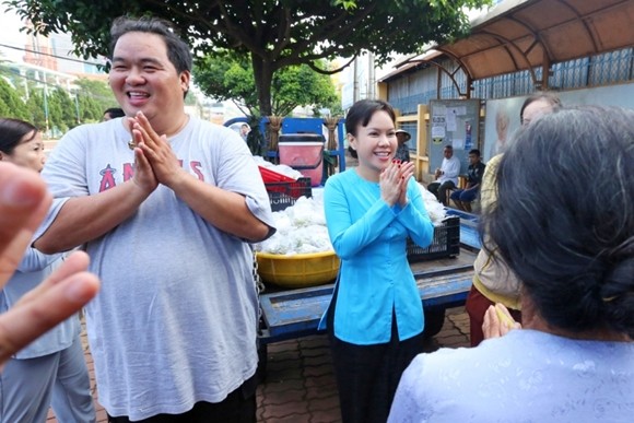 Việt Hương tận tay phục vụ món chay cho người lao động nghèo ảnh 7