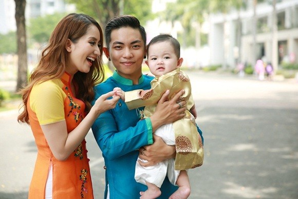 Khánh Thy - Phan Hiển cùng "quý tử" diện áo dài Xuân ảnh 10