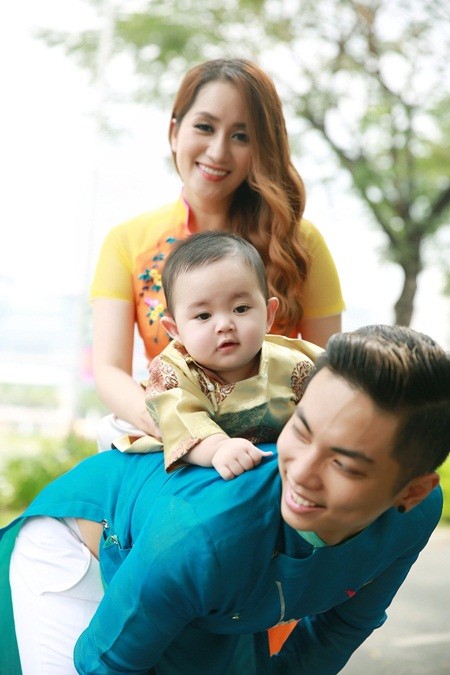 Khánh Thy - Phan Hiển cùng "quý tử" diện áo dài Xuân ảnh 4