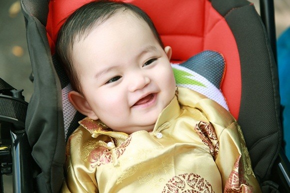 Khánh Thy - Phan Hiển cùng "quý tử" diện áo dài Xuân ảnh 9