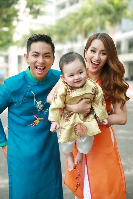 Khánh Thy - Phan Hiển cùng "quý tử" diện áo dài Xuân ảnh 1
