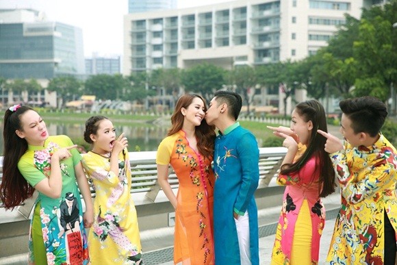 Khánh Thy - Phan Hiển cùng "quý tử" diện áo dài Xuân ảnh 7