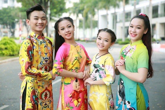 Khánh Thy - Phan Hiển cùng "quý tử" diện áo dài Xuân ảnh 8