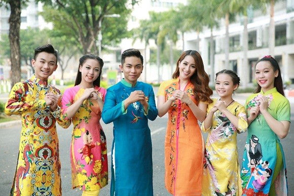 Khánh Thy - Phan Hiển cùng "quý tử" diện áo dài Xuân ảnh 2
