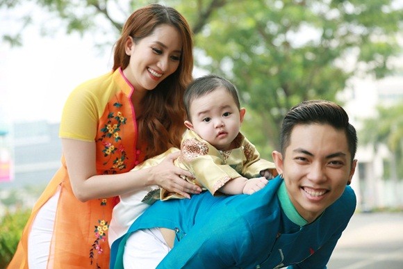 Khánh Thy - Phan Hiển cùng "quý tử" diện áo dài Xuân ảnh 6