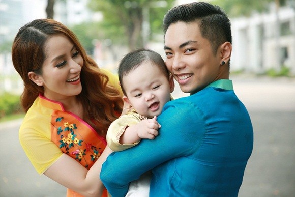 Khánh Thy - Phan Hiển cùng "quý tử" diện áo dài Xuân ảnh 5