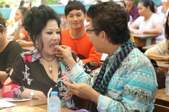 Cả hai vợ chồng luôn thể hiện sự tình cảm ở nơi đông người