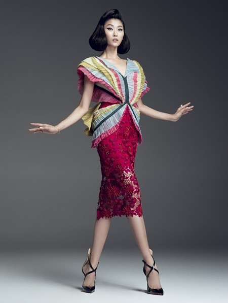Những mảng màu tương phản organza được xử lí dập li khéo léo kết hợp cùng ren thêu 3D