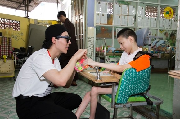 Mừng tuổi 21, Erik cùng fan đi từ thiện 3 miền Bắc - Trung - Nam