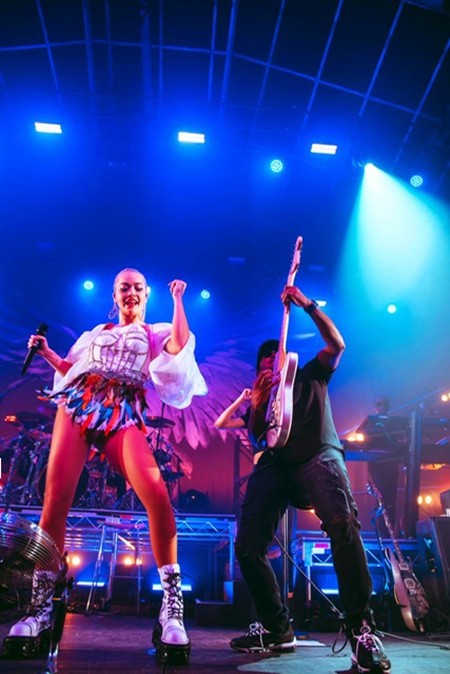 Ca sĩ Rita Ora diện thiết kế của Công Trí trong tour Pheonix ảnh 1