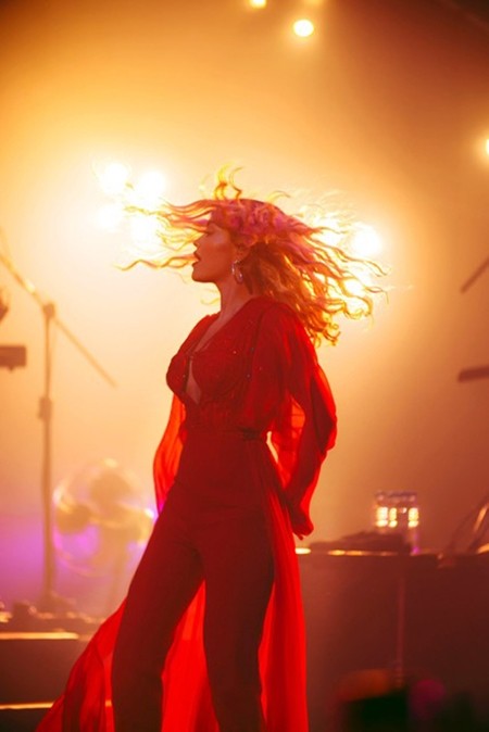 Ca sĩ Rita Ora diện thiết kế của Công Trí trong tour Pheonix ảnh 2