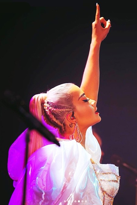 Ca sĩ Rita Ora diện thiết kế của Công Trí trong tour Pheonix ảnh 4
