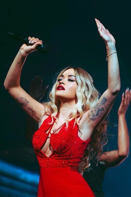 Ca sĩ Rita Ora diện thiết kế của Công Trí trong tour Pheonix ảnh 5