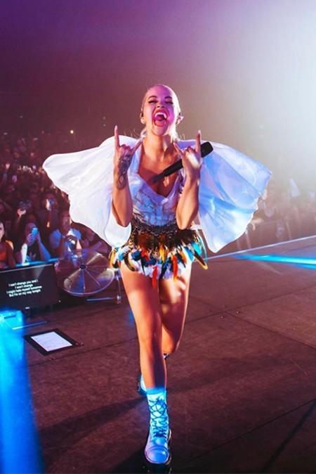 Ca sĩ Rita Ora diện thiết kế của Công Trí trong tour Pheonix ảnh 7