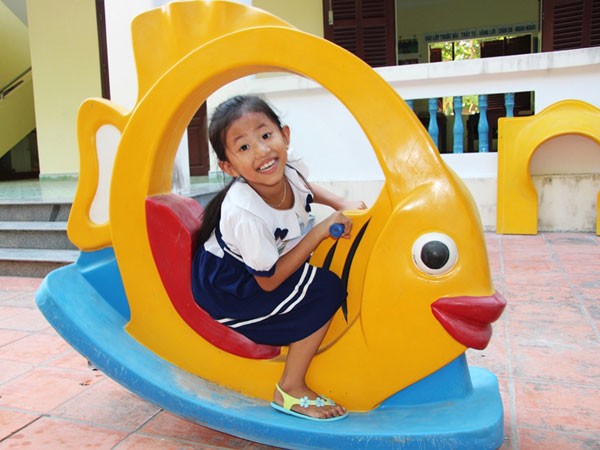 Bọn trẻ hồn nhiên nghịch ngợm, vui chơi dưới những tán bàng vuông râm mát, yên bình