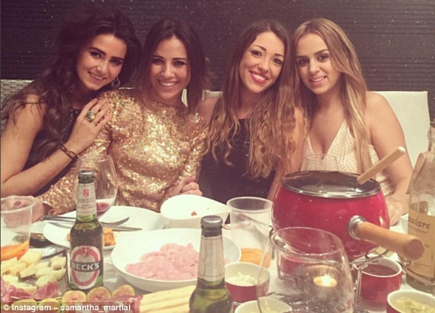 Các WAGs rạng rỡ trong bữa tiệc đón năm 2016