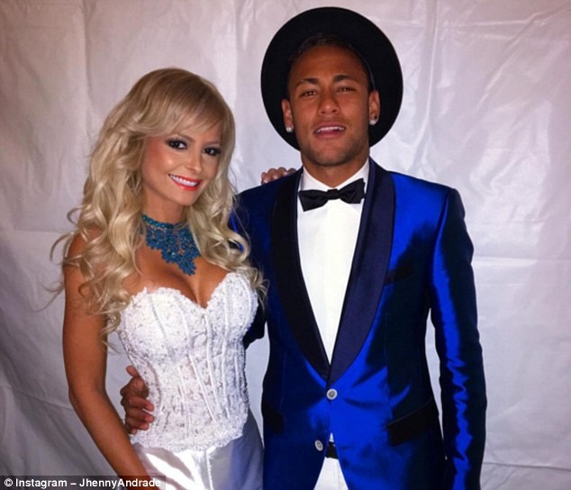 Andrade chụp chung với Neymar trong dịp đón năm mới