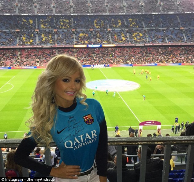 Andrade xuất hiện trên khán đài của sân Nou Camp để cổ vũ cho Barcelona