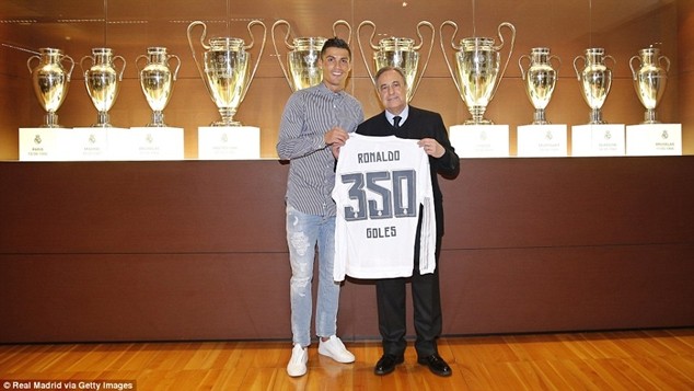 Chủ tịch Perez trao chiếc áo đấu đánh dấu cột mốc ghi bàn của Ronaldo cho Real Madrid