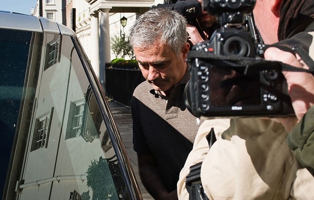 Chùm ảnh Mourinho tới London thương thảo hợp đồng với M.U ảnh 5
