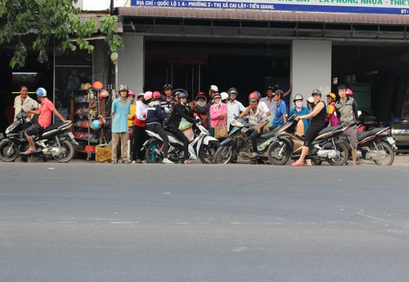 Người dân theo dõi vụ việc