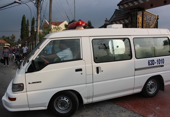 Chuyển thi thể nạn nhân đến bệnh viện khám nghiệm tử thi