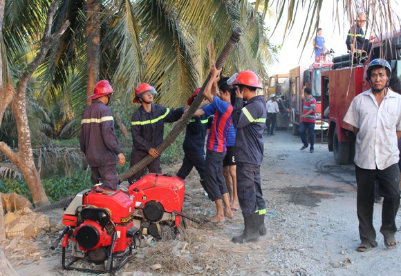 Lực lượng PCCC tham gia dập lửa