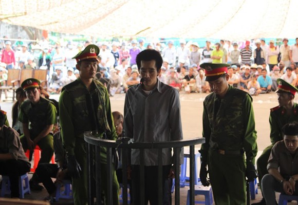 Có rất đông người dân đến theo dõi phiên xử