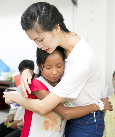 Hoa hậu Thùy Dung xúc động trước các hoàn cảnh của các em nhỏ