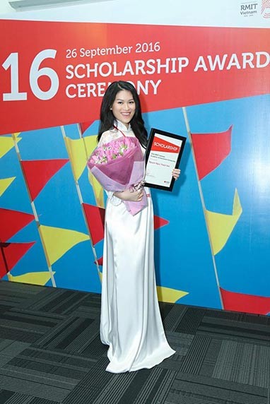 Ngọc Thanh Tâm xuất hiện duyên dáng trong tà áo dài