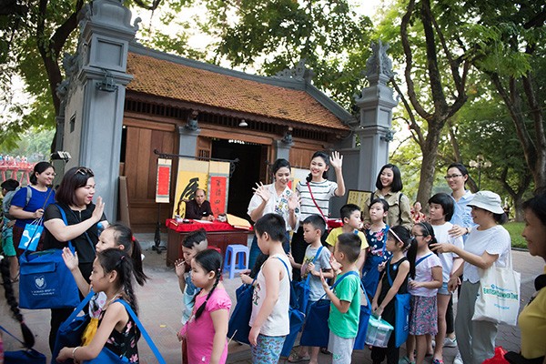 Các người đẹp đã có một ngày ý nghĩa với các em nhỏ