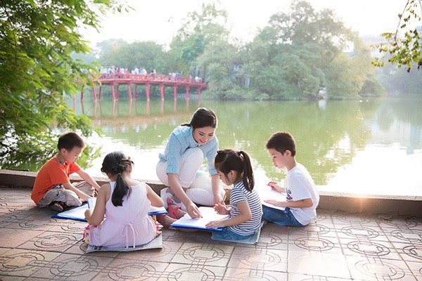 Hoa hậu Ngọc Hân, Á hậu Thanh Tú dạy vẽ cho trẻ em