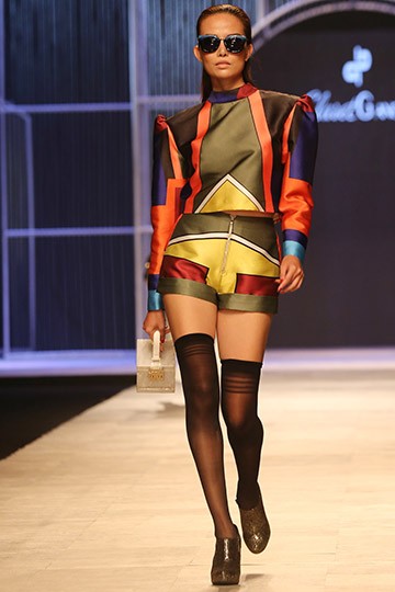 Phí Phương Anh đọ catwalk cùng Hoàng Thuỳ ảnh 9