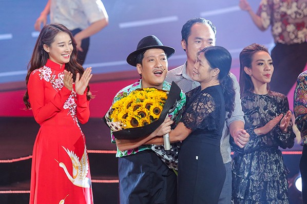 Nhã Phương bất ngờ xuất hiện và hát cùng Trường Giang trong liveshow "Chàng hề xứ Quảng 2 – Về quê" ảnh 10