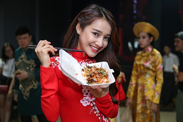 Nhã Phương bất ngờ xuất hiện và hát cùng Trường Giang trong liveshow "Chàng hề xứ Quảng 2 – Về quê" ảnh 15