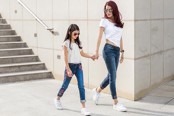 Bé Bảo Tiên diện đồ đôi xuống phố cùng mẹ