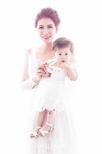 Trang Trần khoe vẻ trẻ trung, xinh đẹp bên con gái đầu lòng ảnh 12