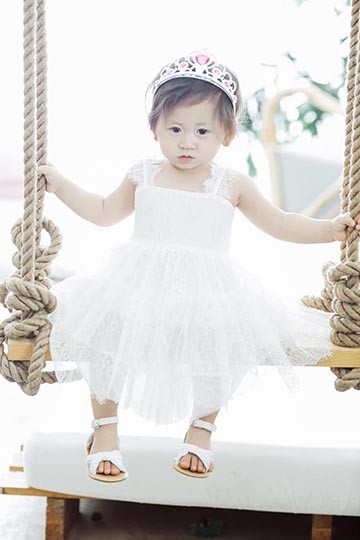 Trang Trần khoe vẻ trẻ trung, xinh đẹp bên con gái đầu lòng ảnh 13
