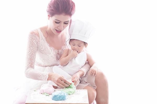 Hai mẹ con cùng vui đùa