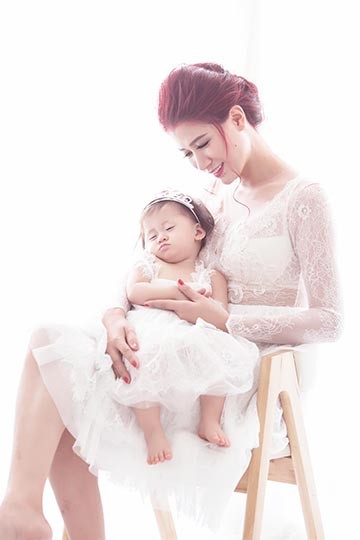 Khoảnh khắc bé Kiến Lửa ngủ gật cũng được mẹ lưu lại